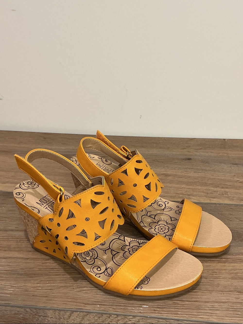 Mootsies Tootsies Tania wedge sandals w/a laser-cut floral upper, yellow, sz 7.5